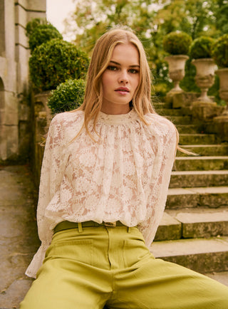 3 façons de porter la blouse en dentelle blanche selon votre style