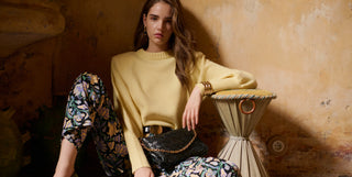 Look pull Madeleine Jaune, pantalon Petra fleuris et sac Violette tressé noir